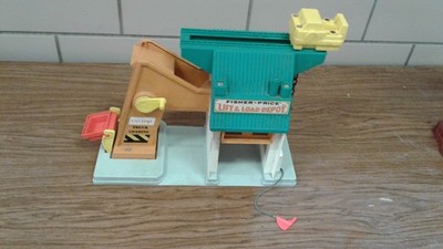 Vintage Fisher Price Little People LIFT AND LOAD DEPOT