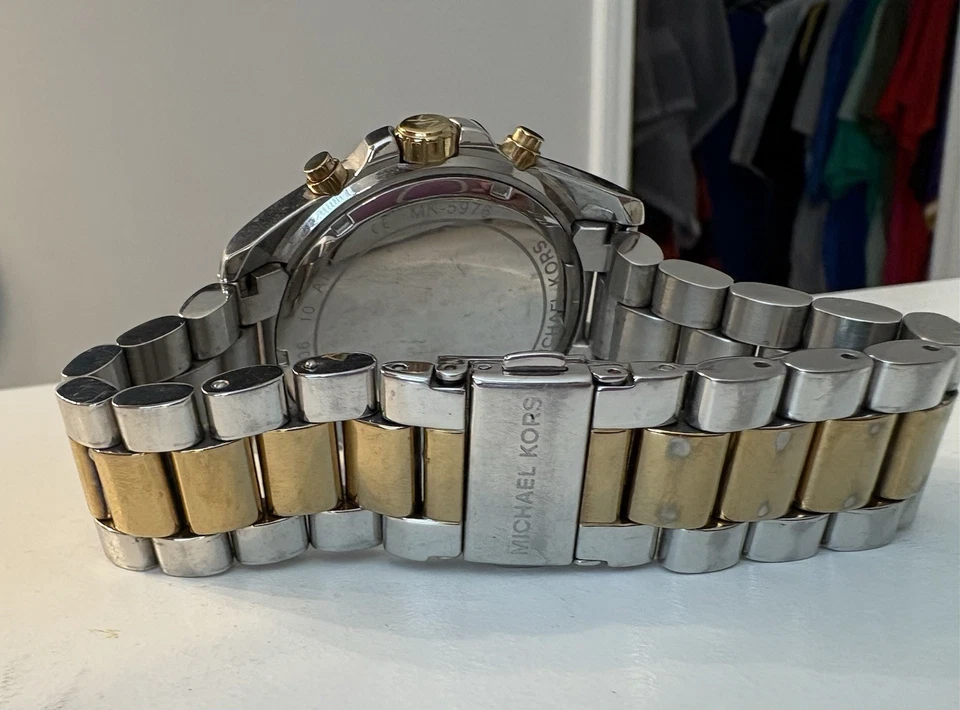 Michael Kors Bradshaw 2-tone Women’s Watch MK-5976 Pre-Owned. Needs Battery - Image 2 of 3