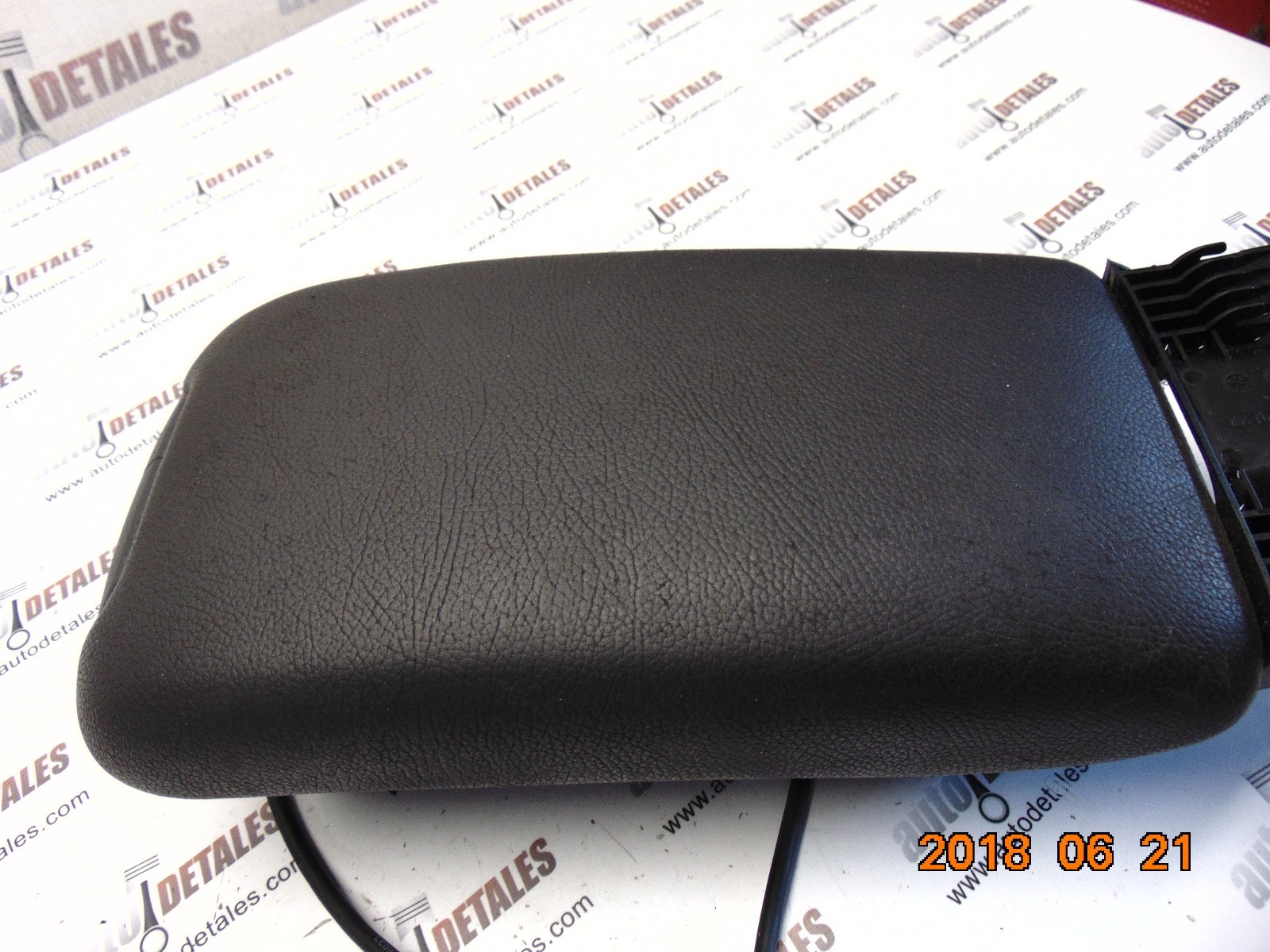 Mercedes CClass W203 center console armrest lid storage E037612023