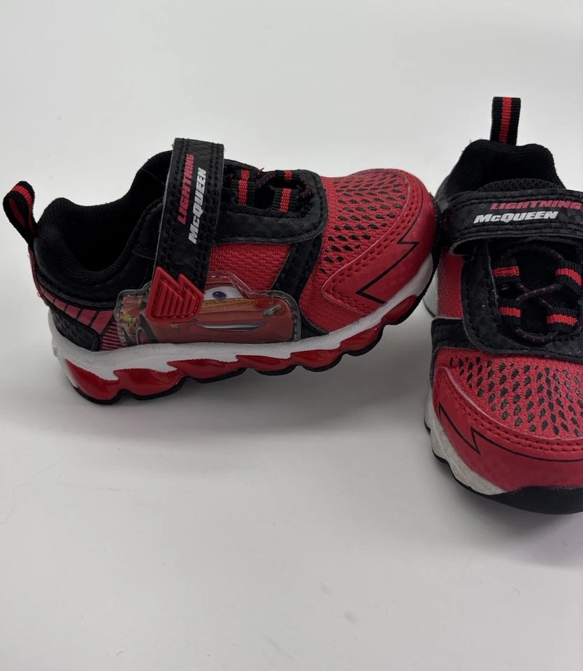 Lightning McQueen 迪士尼皮克斯 学步儿童 Light Up 鞋码 6 钩环闭合 — 第 4/4 张图片