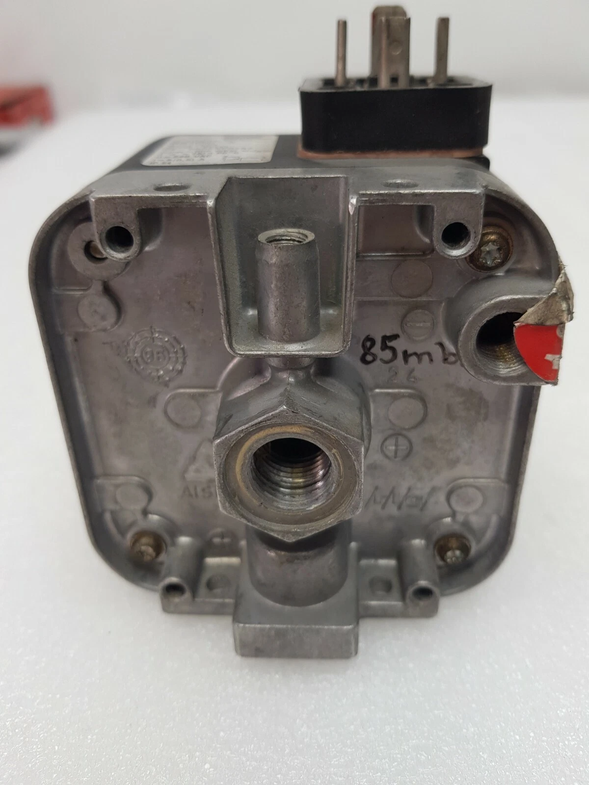 Aluminium base of the DG 150U-6 with threaded pressure ports and 4-pin plug