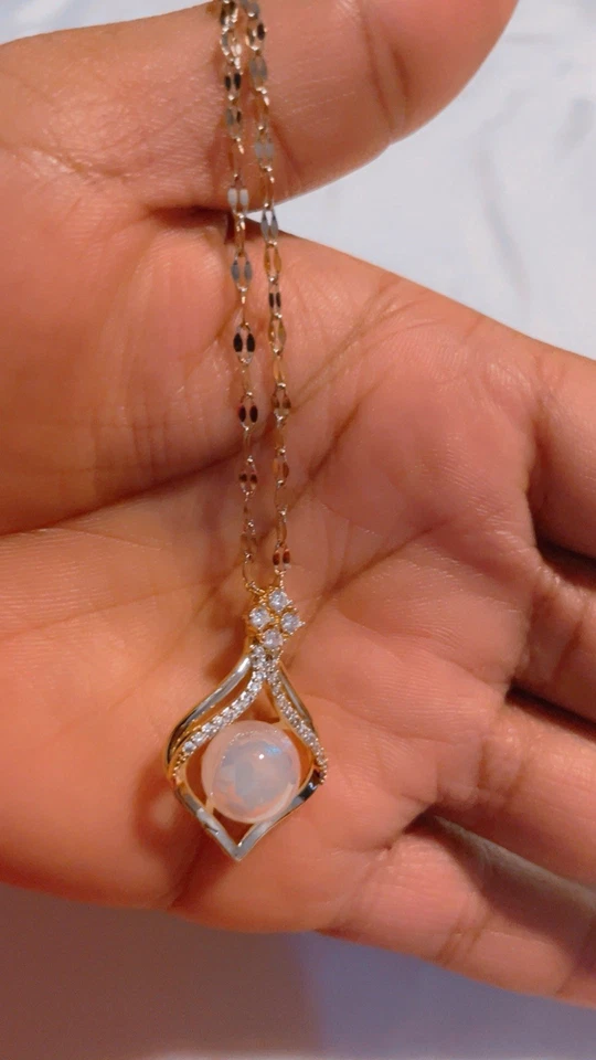 Collar medallón de acero inoxidable chapado en oro de 18k con dije de perlas colgante para mujer Foto 3 de 4