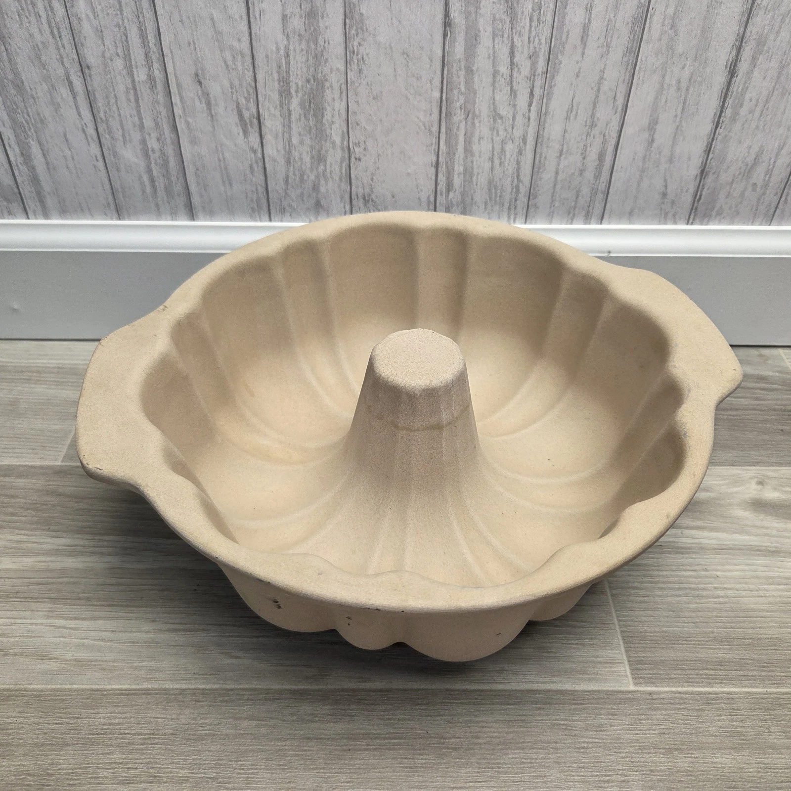 Pampered Chef Family Heritage Stoneware Fluted Bundt Cake Pan Stone Bakeware 10"