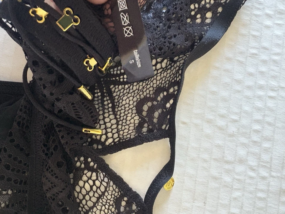 Atelier Amour Panty Tanga Encaje Lencería de Lujo con Herrajes Dorados Talla Pequeña Foto 4 de 4