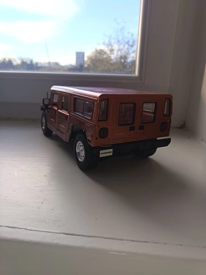 Maisto Players Hummer H2 SUV Silver Diecast Model Car 1:18 Scale - Image 4 of 4