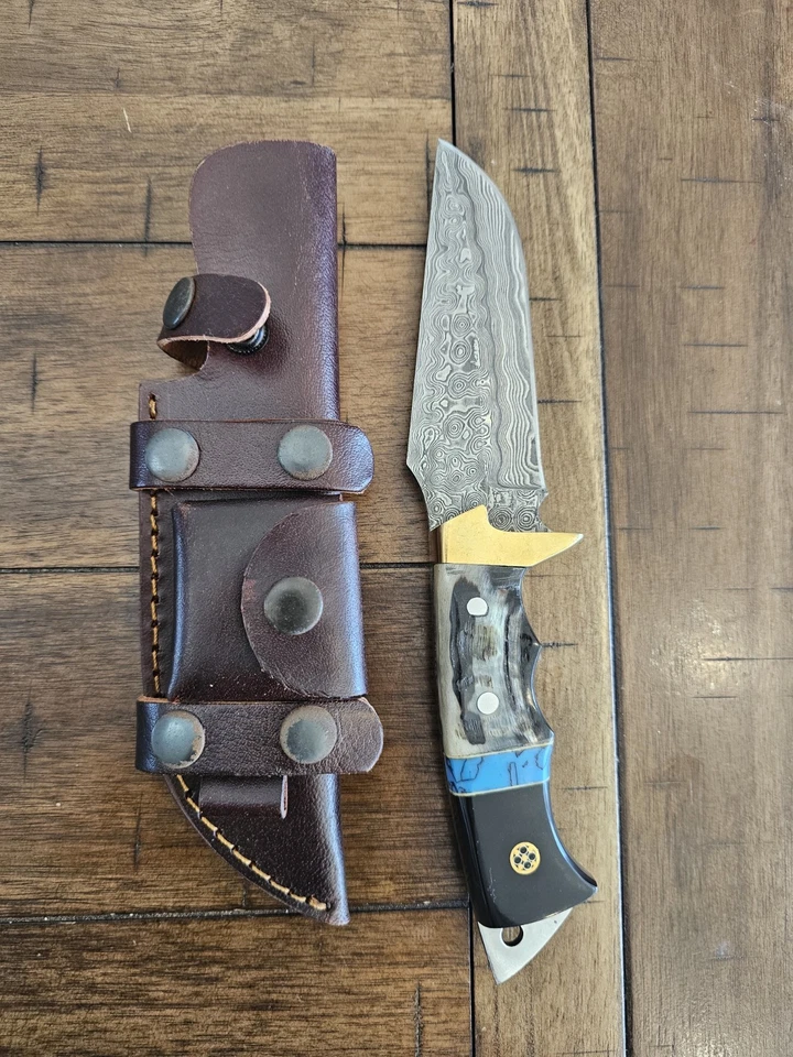 CUCHILLO CON MANGO DE CUERNO DE CARNERO DAMASCO HECHO A MANO PERSONALIZADO, PASADOR DE MOSAICO Y FUNDA PREMIUM R21 Foto 3 de 4