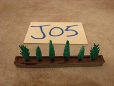 J05B VINTAGE HO SCALE RAILROAD SCENERY DIVIDER PLANTER WITH SHRUBS BUSHES