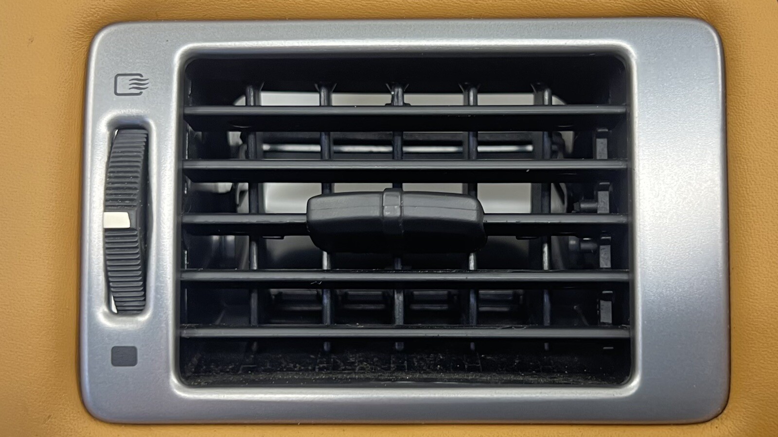 07-17 ASTON MARTIN VANTAGE LEFT FRONT DASH AC AIR VENT GRILLE W/ COVER TRIM OEM