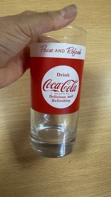 Coca-Cola Markenglas im Retro-Stil mit dem klassischen Spruch ''Pause and Refresh''.