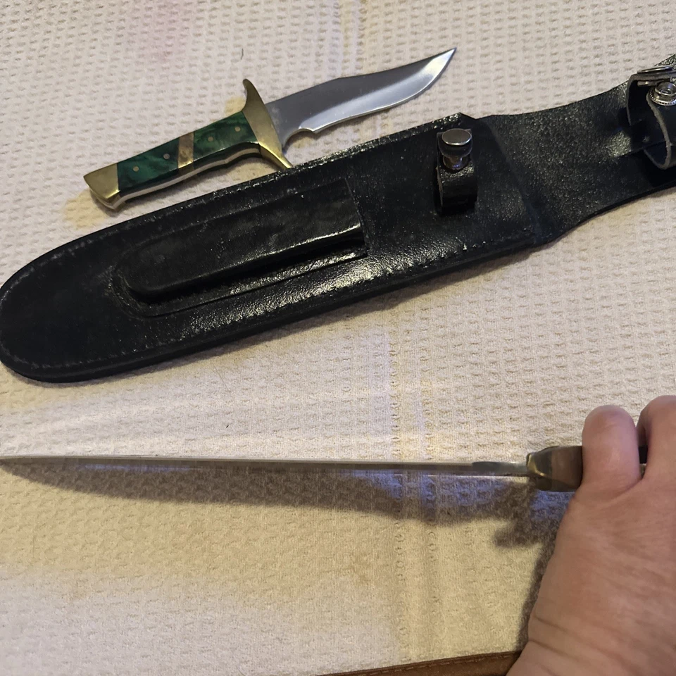 Juego de cuchillos de hoja combinada Frost Cutlery Texas Ranger en verde.  Foto 2 de 4