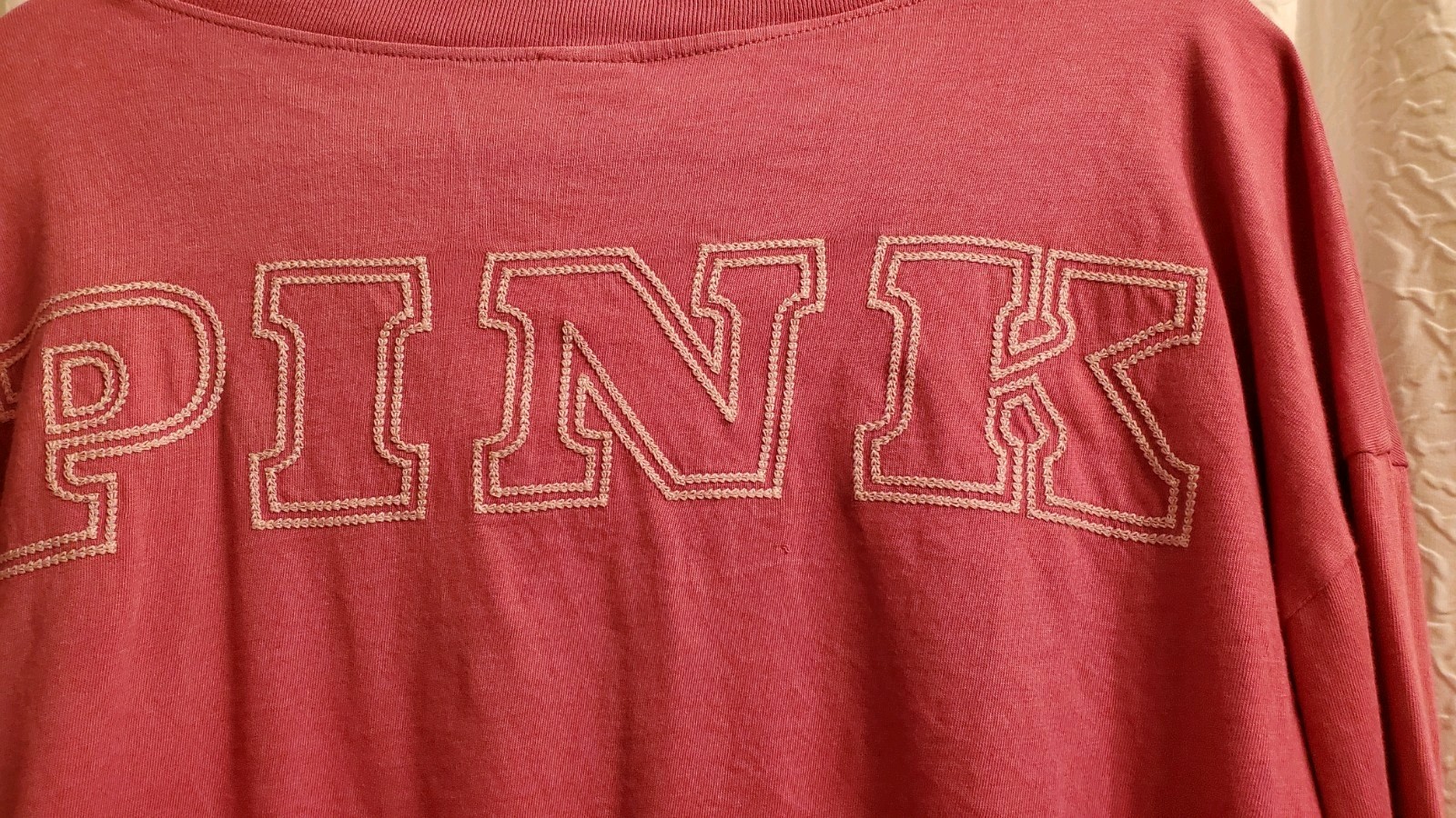UNDERCOVER T shirt rosa manica lunga Victoria’s Secret logo sul retro taglia Med scollo a V