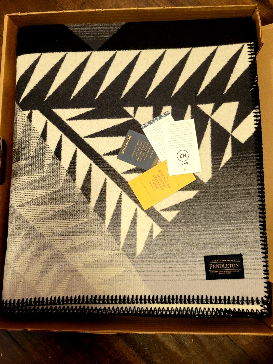 Pendleton Nike N7 7 Peaks Jacquard Robe 64x80 Made in USA!!