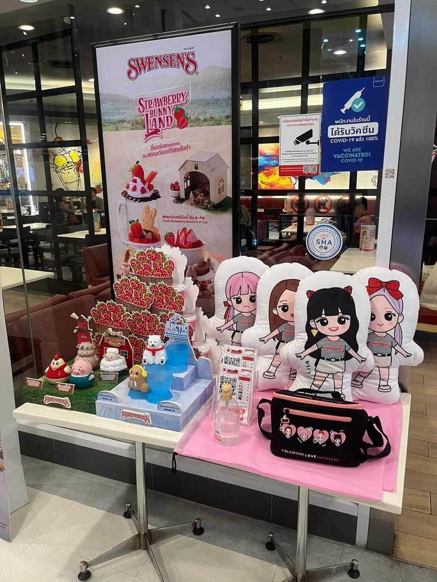日本未発売　blackpink　☓　swensens 　クッション　LISA BLACKPINK × Swensons BIG Plush Doll Pillow Lisa Jennie Jisoo