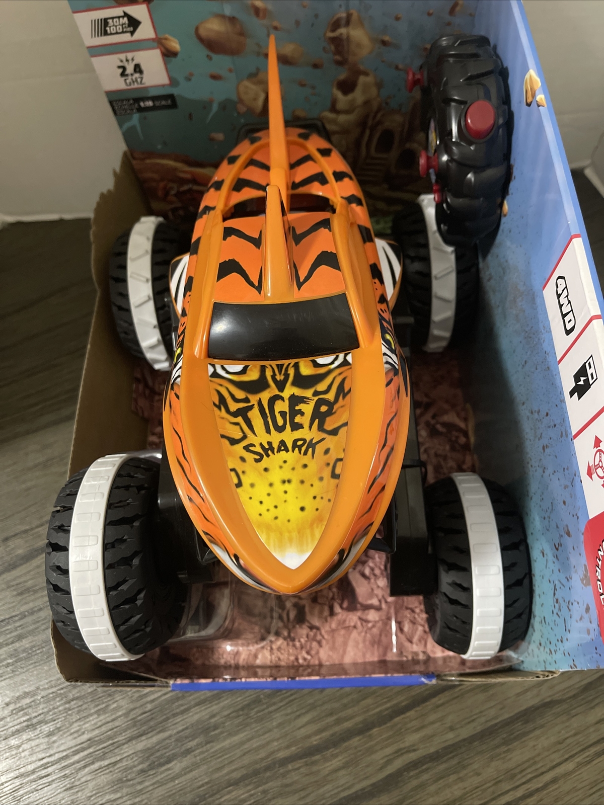 Tiger Shark (1: 15) Car on the control panel Hot Wheels Monster