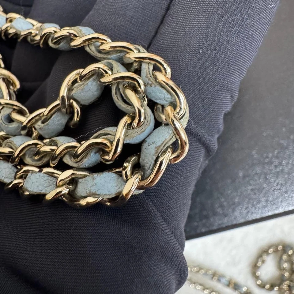 Funda Bandolera CHANEL iPhone 14 15 16 Cadena Hombro Azul Claro con Ranuras para Tarjetas Foto 3 de 4