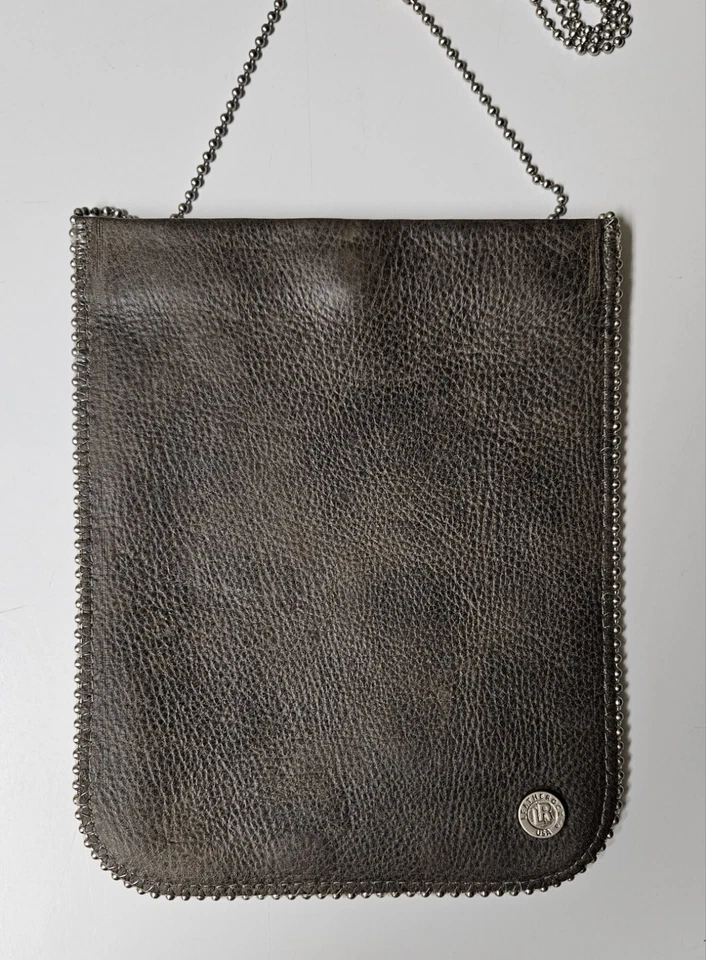 Leatherock USA 卵石纹皮革袋链条细节和斜挎包灰色 7.75 英寸 x 6.25 — 第 2/4 张图片