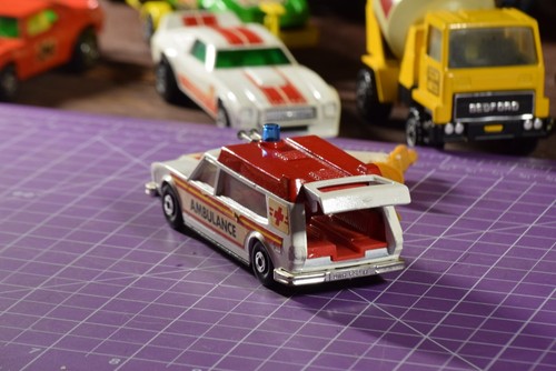 Matchbox SpeedKings K-49 Ambulance Attendants, patient on stretcher - Picture 10 of 15