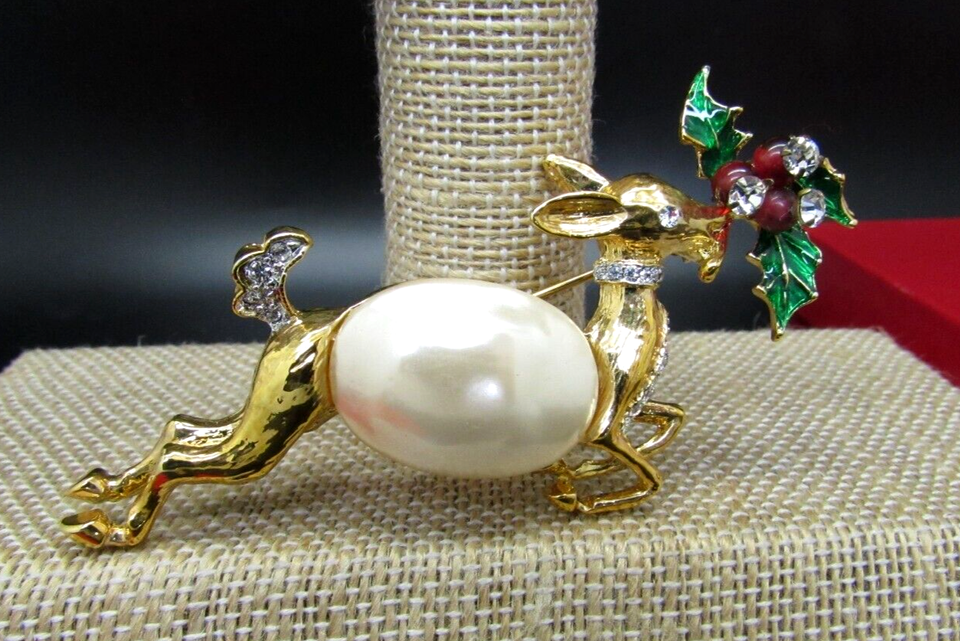 j Lane Simulated Mabe Pearl Hollyberry Reindeer crystal Pin