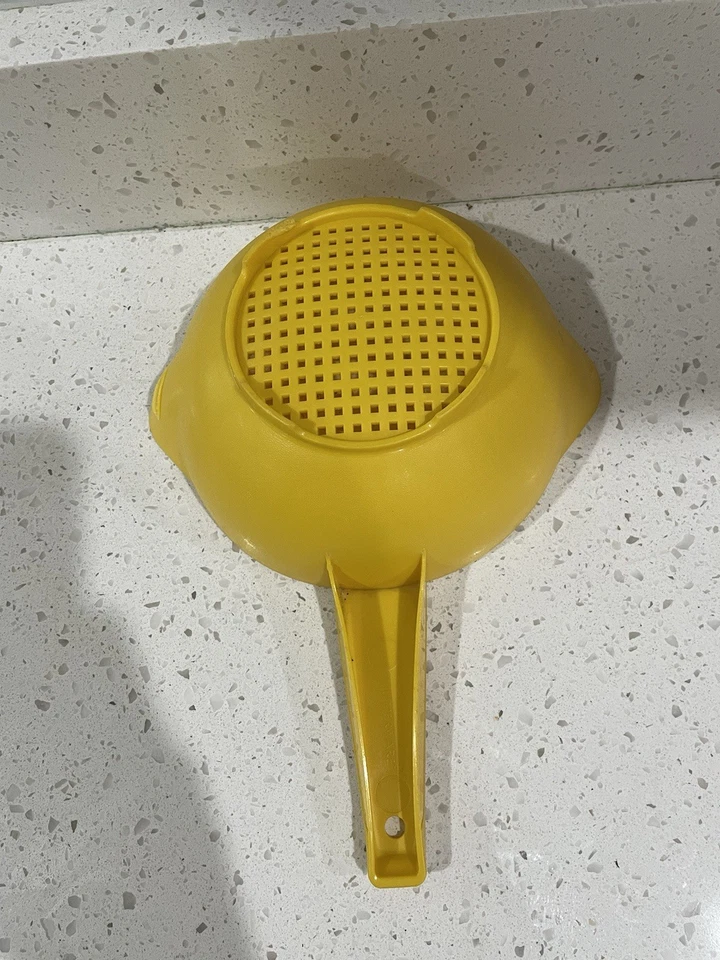 Vintage Tupperware 1200-B yellow small colander - Image 2 of 4