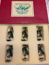 BRITAINS Collectors Edition, GORDON HIGHLANDER PIPERS NM IN INCORRECT BOX, Read!
