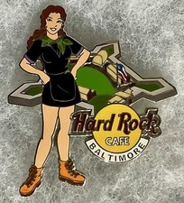 HARD ROCK CAFÉ BALTIMORE SEXY CHICA DE ROCK SERIE CON PIN FORT MCHENRY # 21565