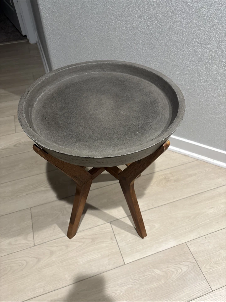 Mesa auxiliar Safavieh Celeste en gris, tapa redonda de hormigón y base X de madera natural Foto 2 de 4