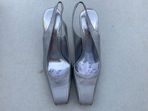 New WILD ROSE Size 10 Closed Toe Heels Back Strap Silver Embossed - NWB - Picture 3 of 15