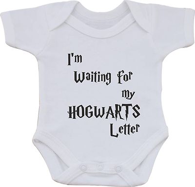 ICH WARTE AUF MEINEN HOGWARTS BRIEF BAUMWOLLE BABY WESTE ODER LÄTZCHEN