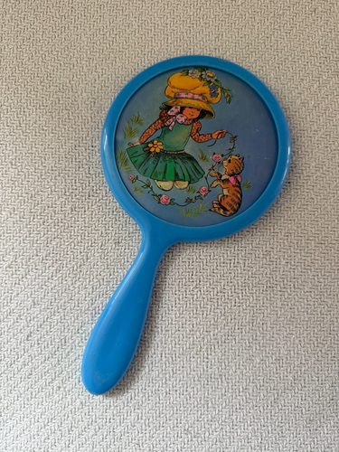 Vintage Kunststoff Hand Kosmetikspiegel Mädchen mit Kätzchen Katze 8,5" lang