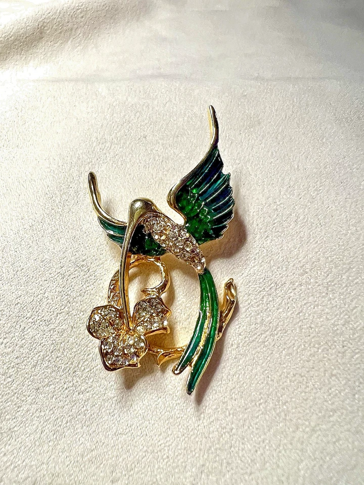 Broche Flor Esmaltado Verde Y Estrás De Colibrí Beber Foto 2 de 3