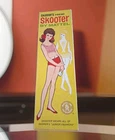 Orginal MATTEL VINTAGE   SKOOTER DOLL  (PALE BLONDE) Leg w/OUTFIT & BOX 1965