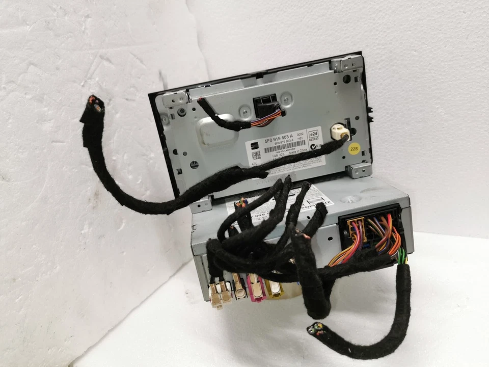 SEAT Leon mk3 EASYCONNECT 5F0035858 car stereo radio multimedia DAB,sat nav,BT - Image 2 of 4