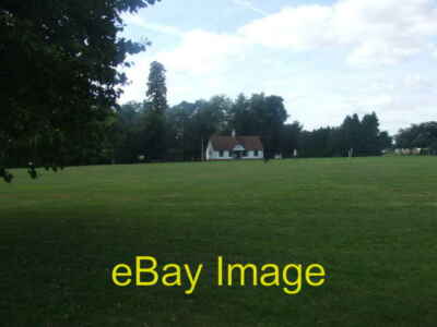 Foto 6x4 Kricketplatz und Pavillon, Rickling Green c2013