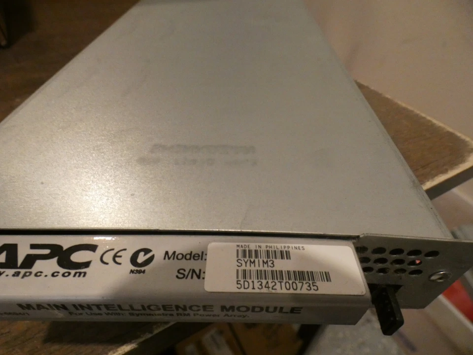 Módulo de inteligencia principal Symmetra de APC - SYMIM3 para arreglo de discos de alimentación RM Foto 3 de 4