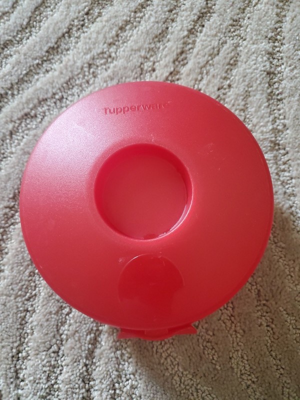 Tupperware Red Bagel / Sandwich/Doughnut Holder