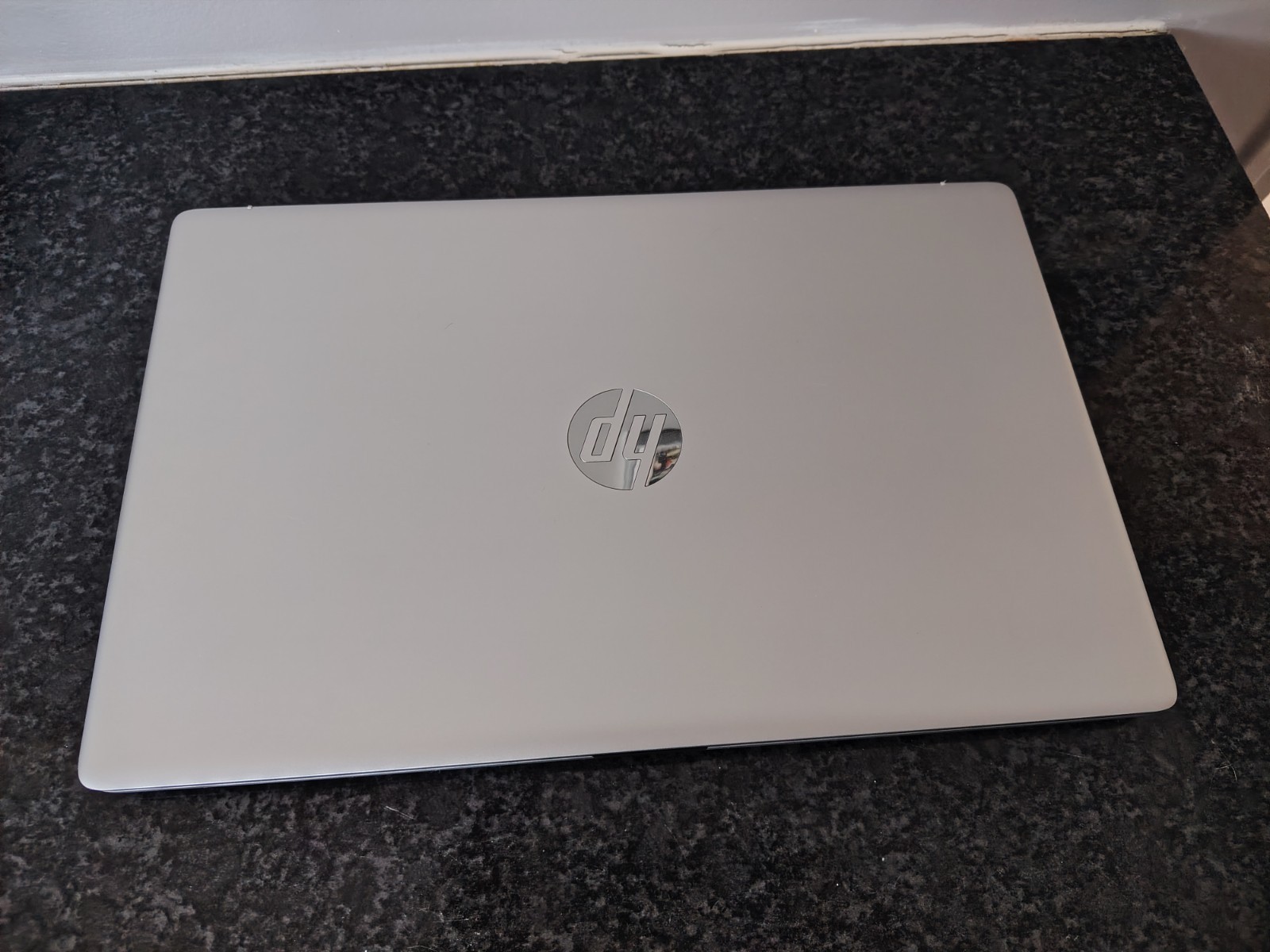 PC portable HP 17-cp2010nf avec écran 17.3 pouces, processeur Ryzen 5 et 16 Go de RAM, coloris argent