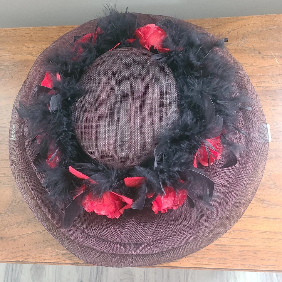 Sombrero victoriano vintage con rosas rojas y plumas negras para mujer Foto 2 de 4