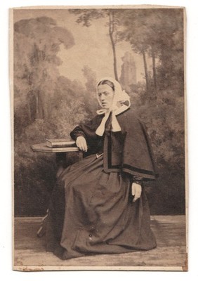 Frau in schöner Studioeinrichtung um 1860 Henry BOHARD Vire Calvados Foto CDV