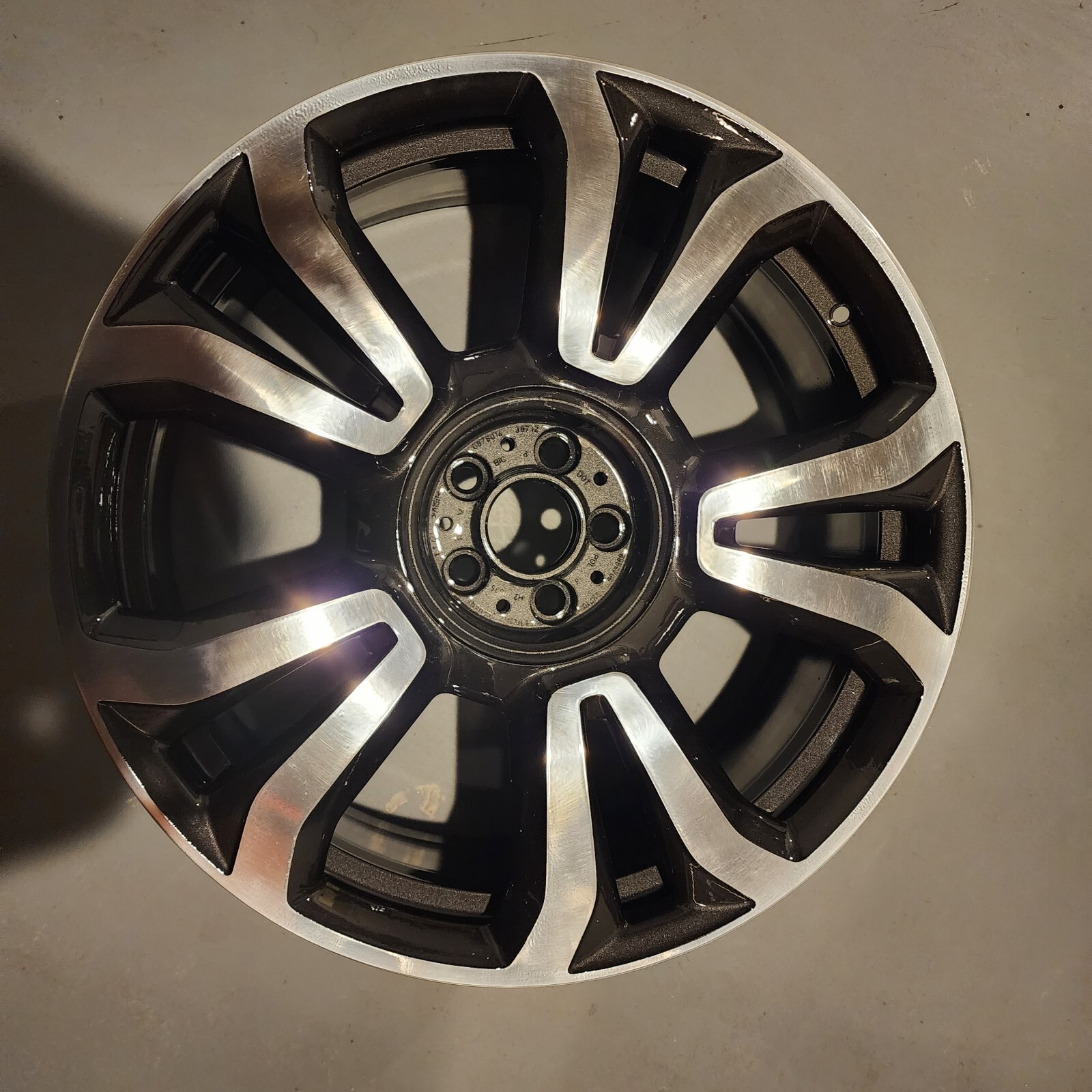 (1) ROLLS ROYCE CULLINAN OEM FACTORY 22" FRONT WHEEL RIM 6884706 POLISHED/GREY
