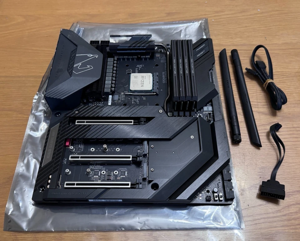 Gigabyte X570 AORUS XTREME Motherboard AM4 / 10GbE LAN / WiFI AX E-ATX - Image 3 of 4