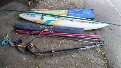 Komplette Surfausrüstung (Brett, 2 Masten, 3 Segel, Trapez, Neoprenanzug)