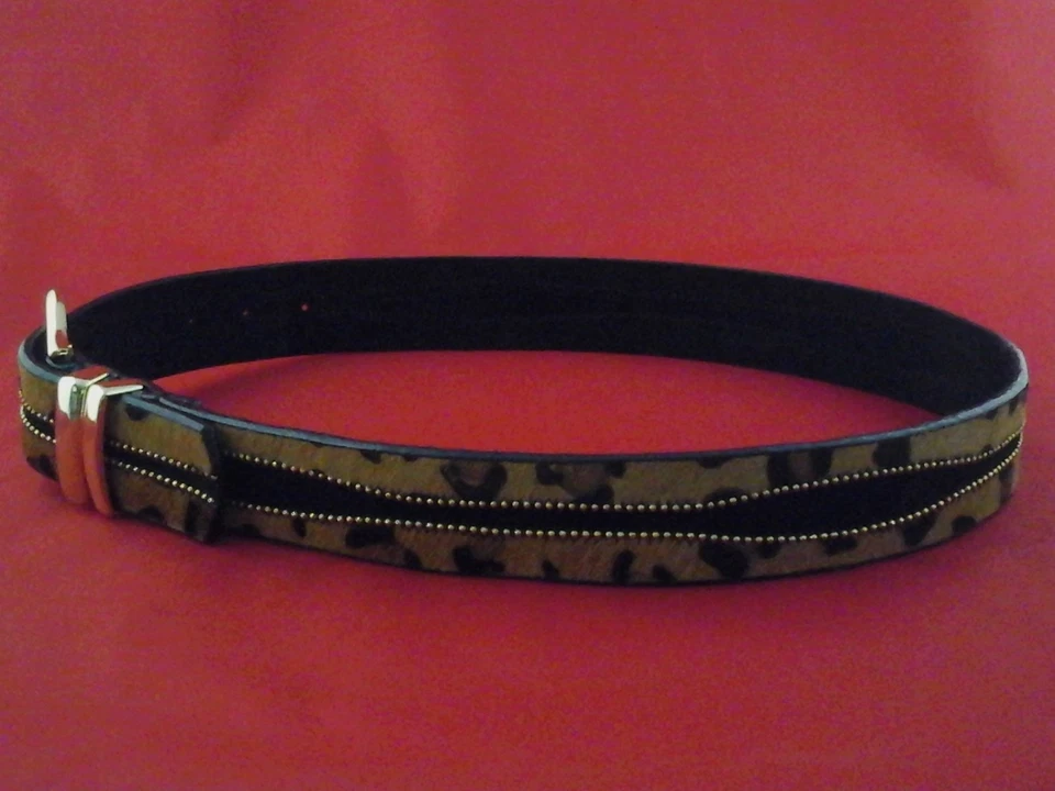 Cinturón de piel de leopardo FREE PEOPLE + cuero con hebilla tono dorado + mini tachuelas S/M $148 Foto 3 de 4