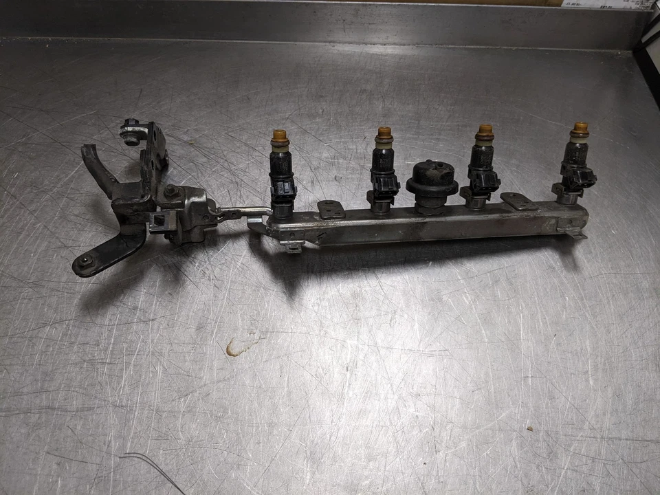 Conjunto de injetores de combustível com trilho de 2011 Honda CR-Z 1.5 - Imagem 2 de 4