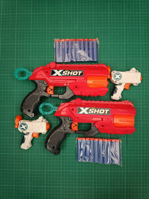 X-Shot Konvolut Waffen Schaumstoff Dart Blaster mit neuen Kugeln. X4 Kinder Spielzeugpistole.