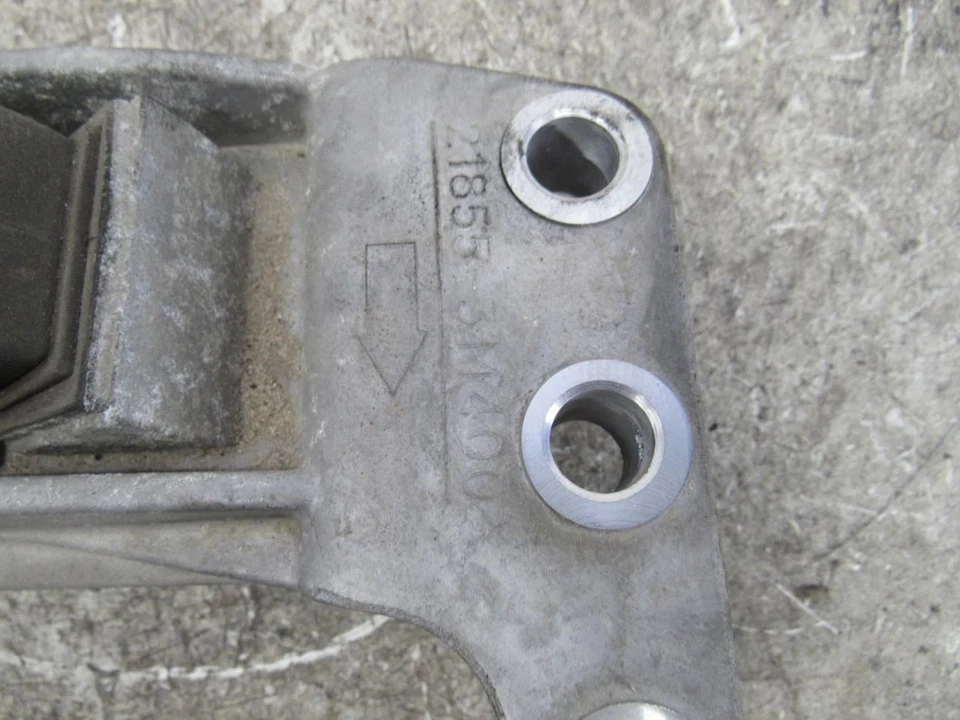 2014 Hyundai genesis sedan v8 transmission mount crossmember bracket support OEM - Imagem 3 de 4