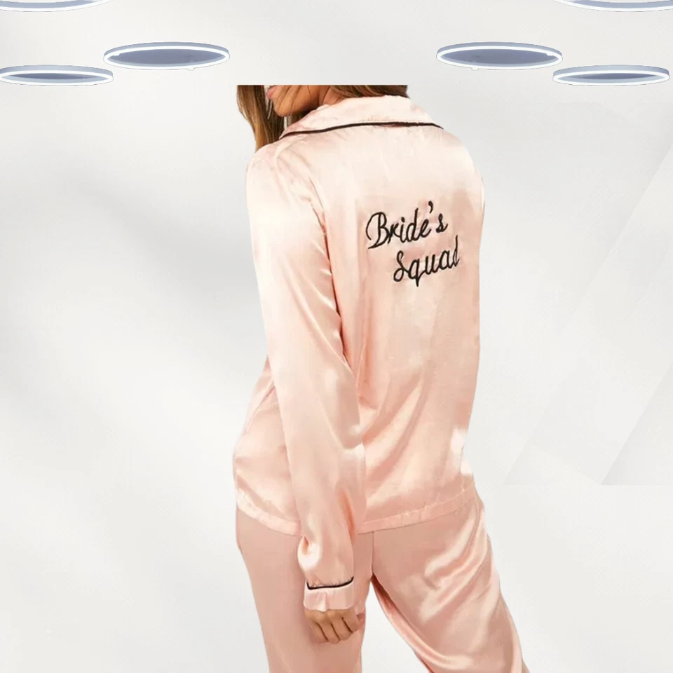 Conjunto de pijama de satén Ex Boohoo para mujer manga larga Bride Squad en rosa (defecto) Foto 2 de 4
