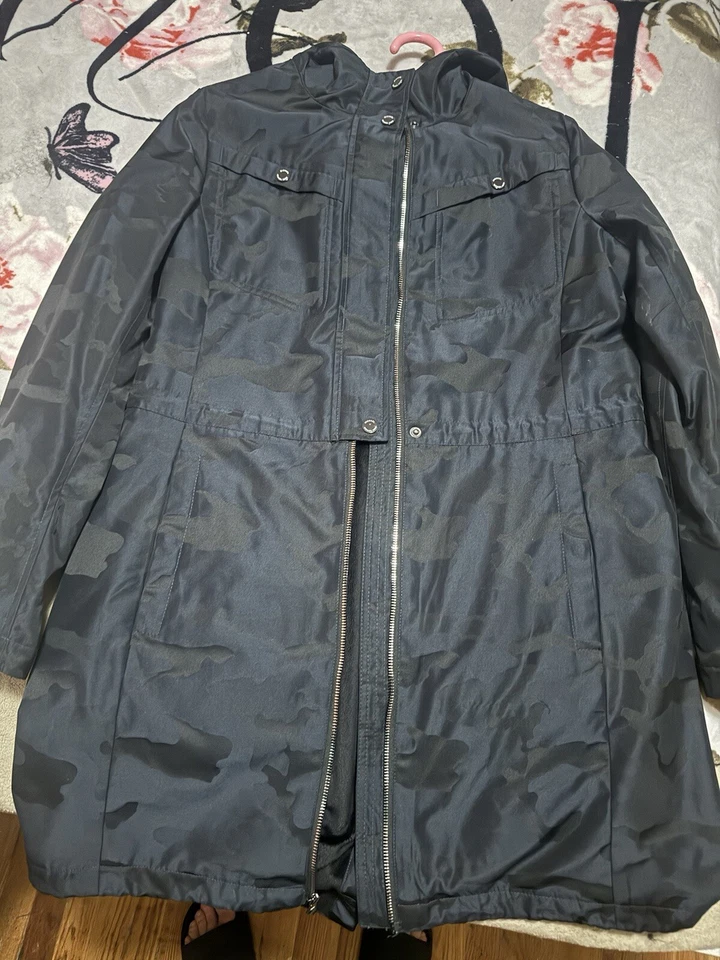 Chaqueta Parka Michael Kors Para Mujer Forrada de Vellón con Capucha Negra Camuflada Talla M Foto 4 de 4