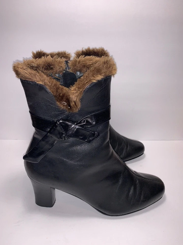 ROS HOMMERSON 尺寸 8 M 黑色皮革拉链 FAUX FUR 女士蝴蝶结踝靴 RJ-16 — 第 3/4 张图片