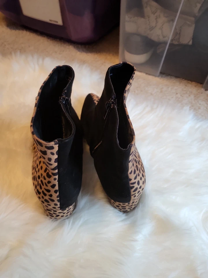 Botines de gamuza y tacón negros y leopardo para mujer talla 9  Foto 2 de 4