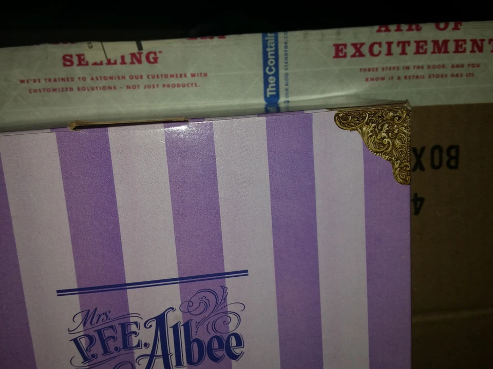 Rare Barbie as Mrs. P.F.E. Albee | 1st Avon Rep. | Mattel Collectible | NRFB Foto 4 de 4